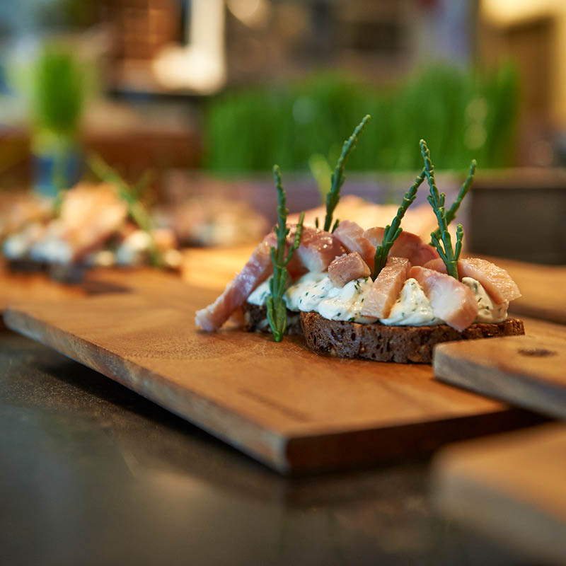 Frische Brote mit Fisch & Queller auf der Speisekarte im Esszimmer Restaurant Norderney