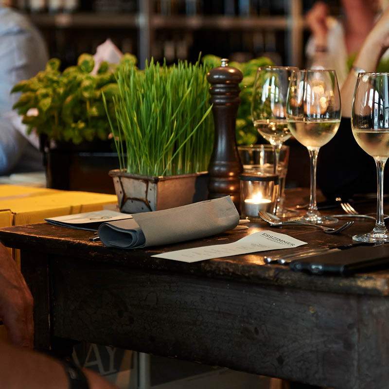 Tisch mit Gläsern, Tischdeko und Speisekarte im Esszimmer Restaurant Norderney