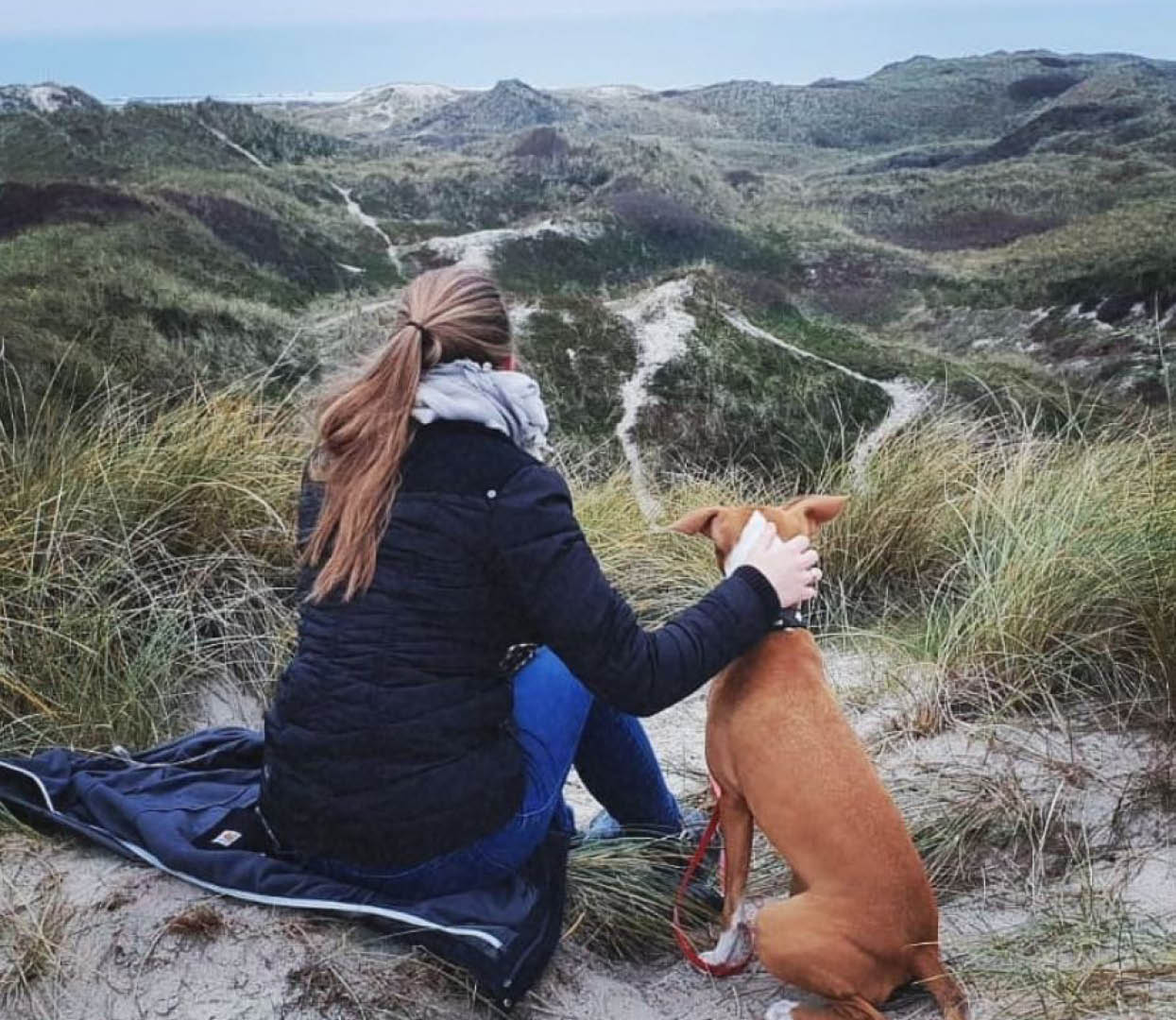 Frau mit Hund auf Norderney